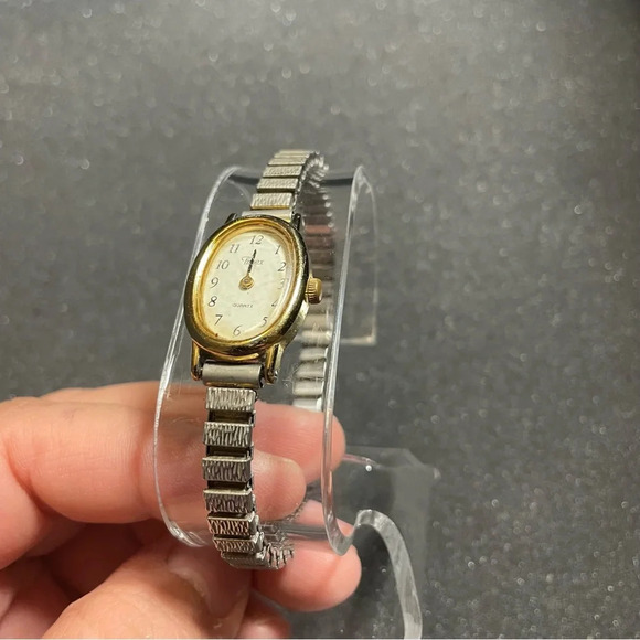 Timex Ladies Quartz Watch T82 Gold Tone Stretch Bracelet Working New Battery - Picture 3 of 7